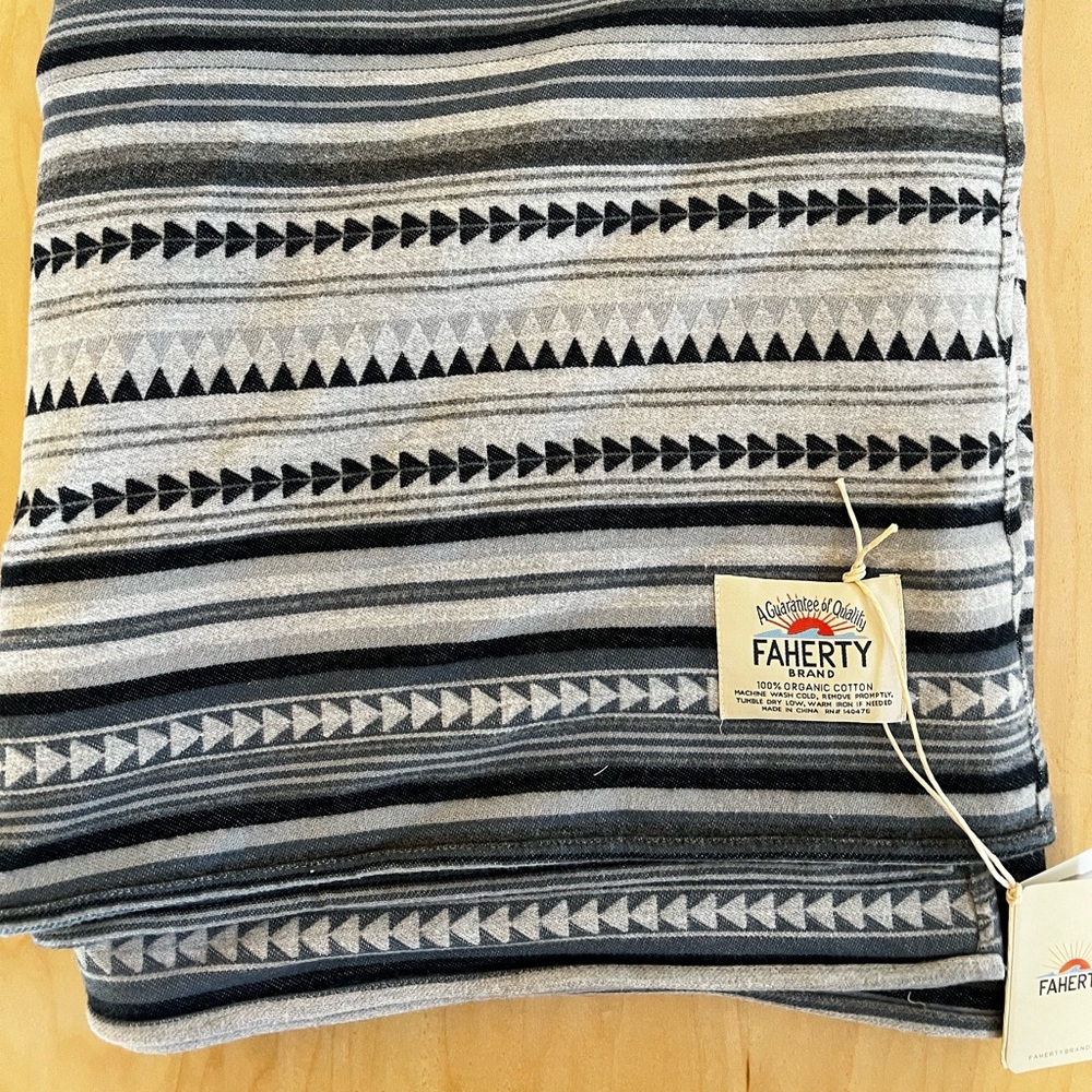 Brand new with tags Faherty Brand Adirondack blank. 100% Organic Cotton.